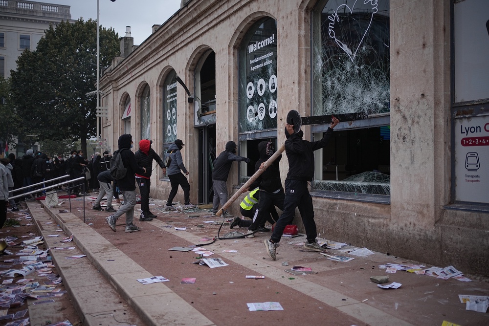 Violent protests in France as police battle demonstrators, in photos (Copyright 2026 The Associated Press. All rights reserved)