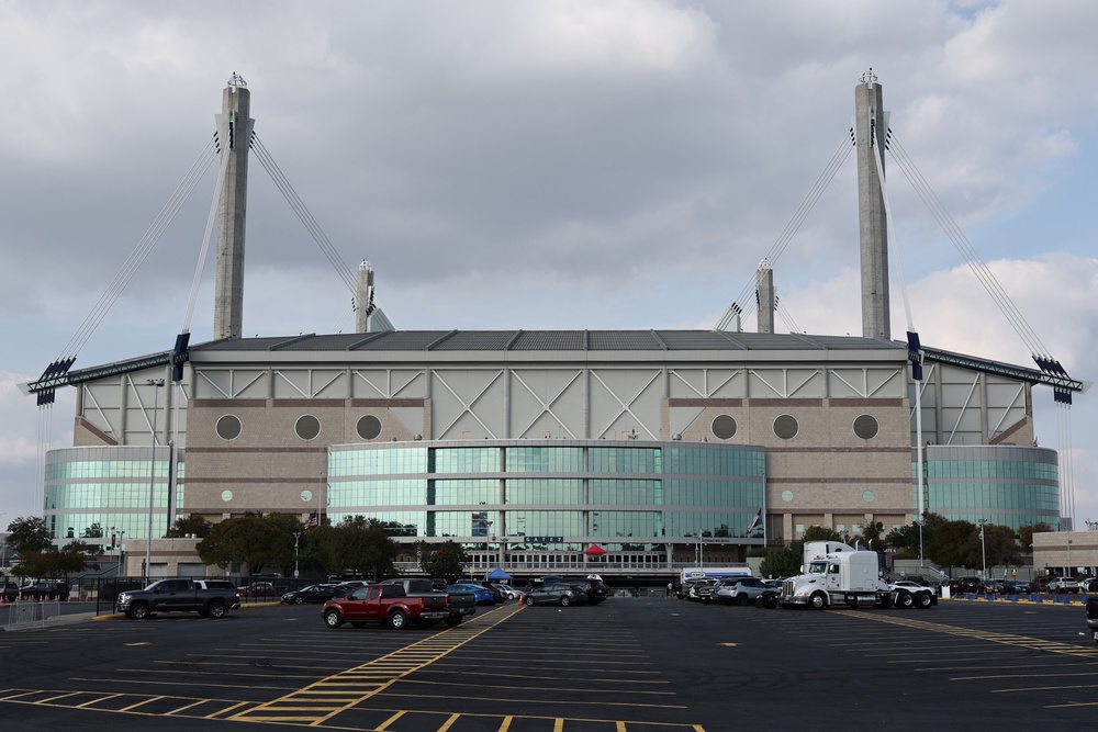 The game at the Alamodome stadium went ahead before it emerged the airman had died (Getty)