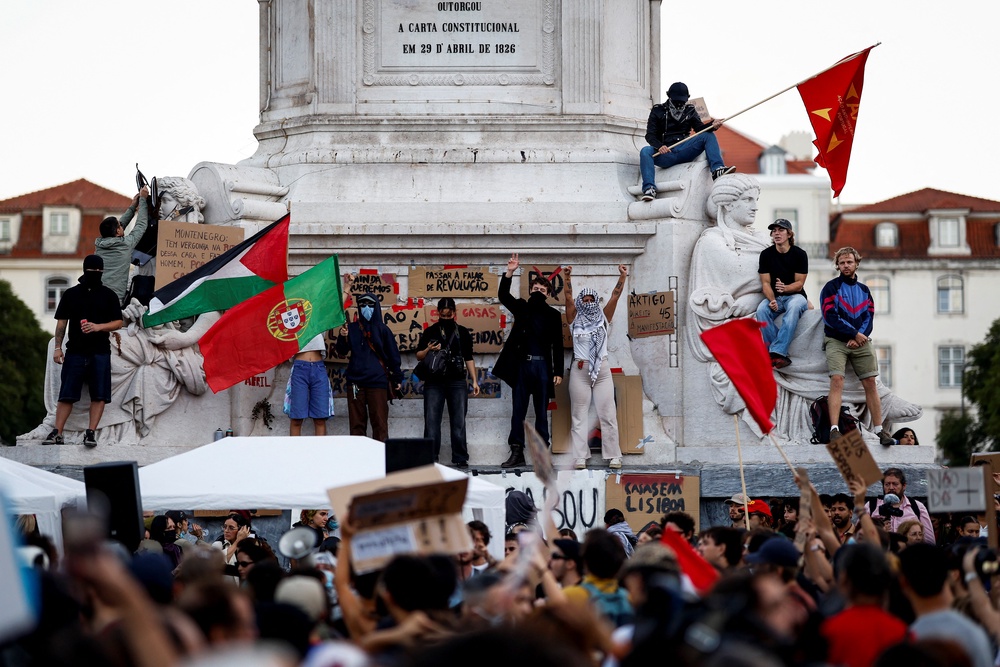 Demonstrators protest against housing shortage, soaring rents and low wages on Rossio square in central Lisbon on 17 October (AFP/Getty)