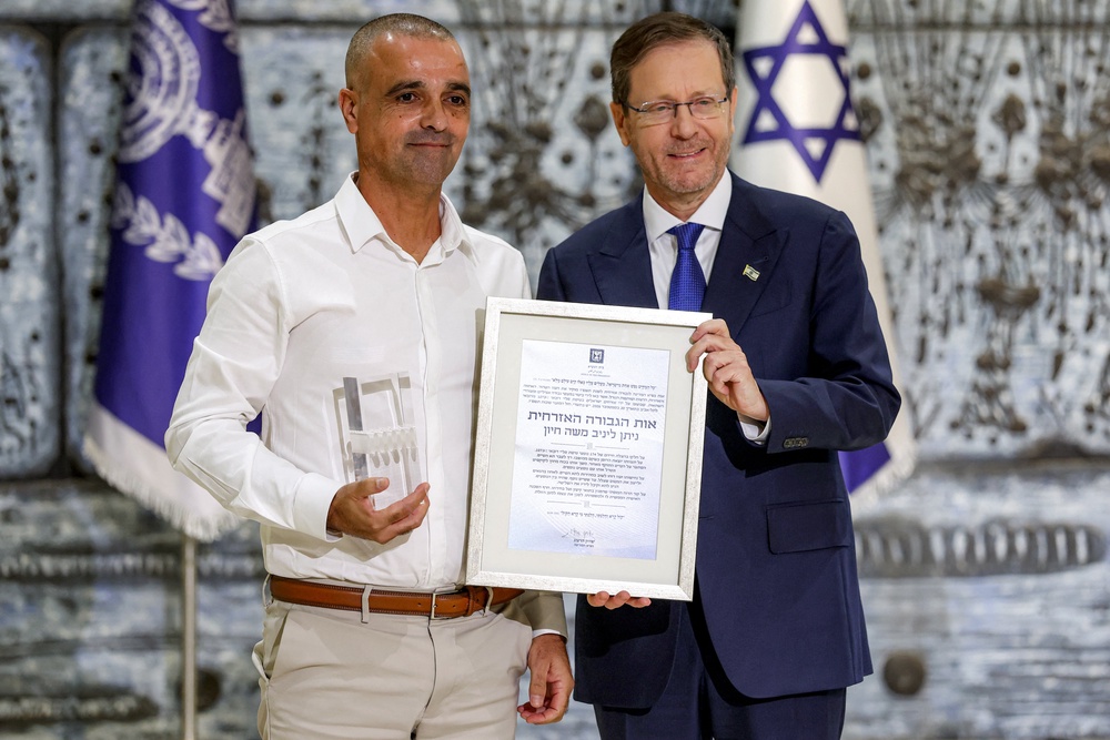 Israeli president Isaac Herzog awards Yaniv Hayoun (AFP/Getty)