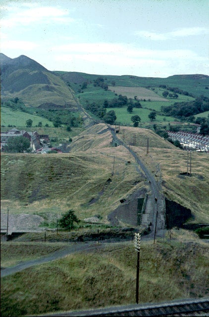 The Aberfan Colliery spoil tramway in 1964, with spoil heaps at top left (John Thorn/Wikipedia)