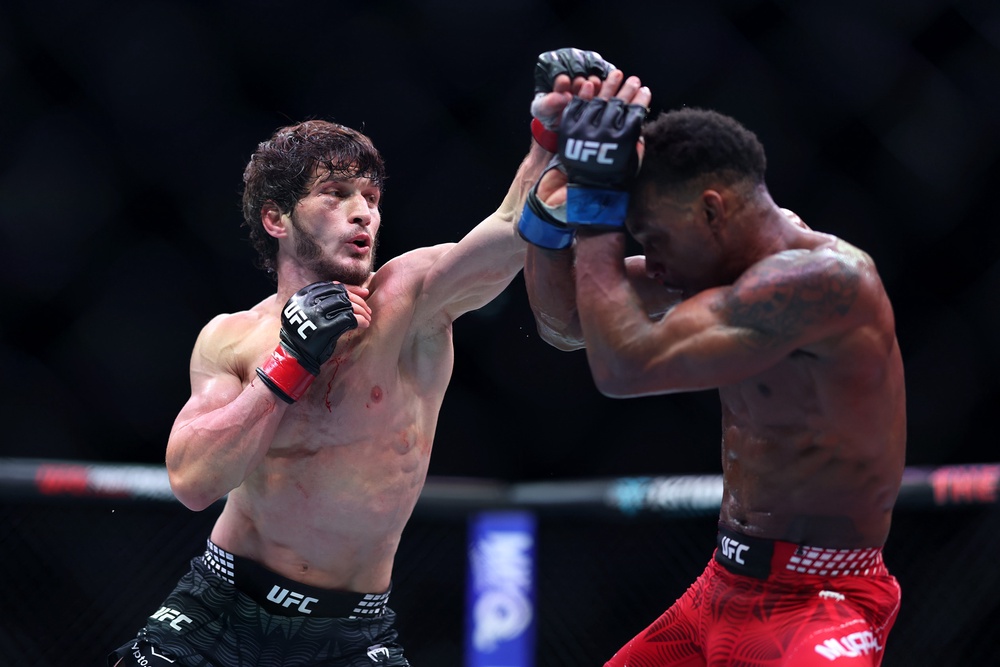 Movsar Evloev (left) during a controversial decision win over Lerone Murphy in March (Getty)