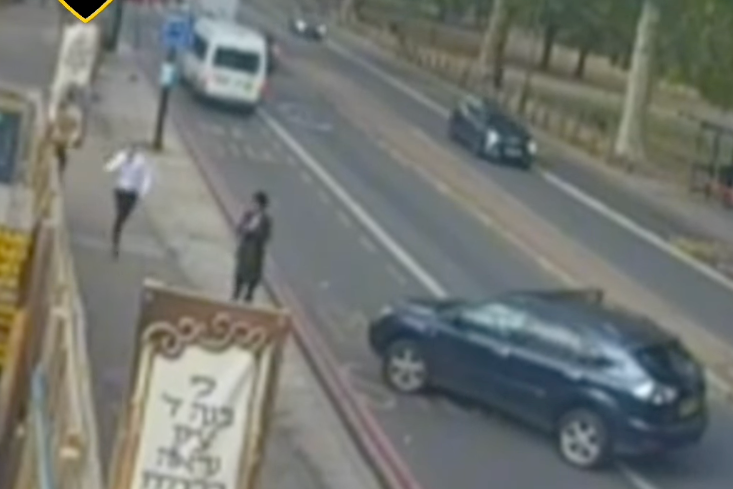 Footage shows a car parking up while people run to pursue the alleged attacker (Instagram/Shomrim)