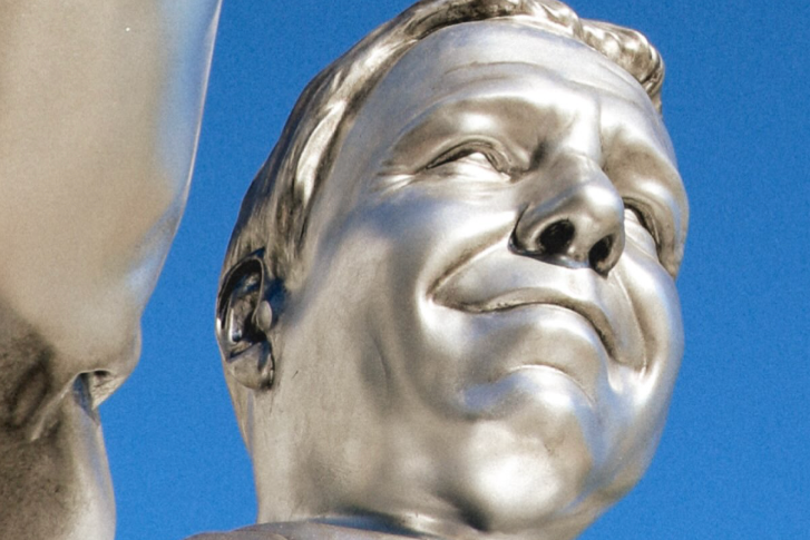The statue (pictured here with its face before it melted away) was cast in gallium, which has a melting point of 85.6°F (Uncommon Creative Studio)