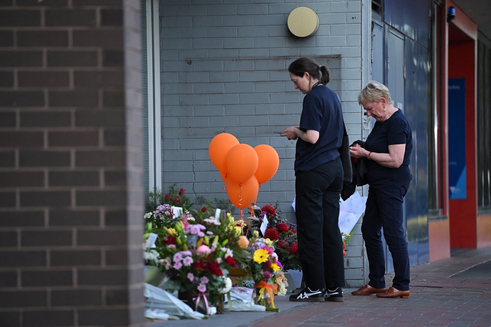 Wangaratta Mayor Irene Grant visits the office of independent Australian lawmaker Helen Haines (Reuters)