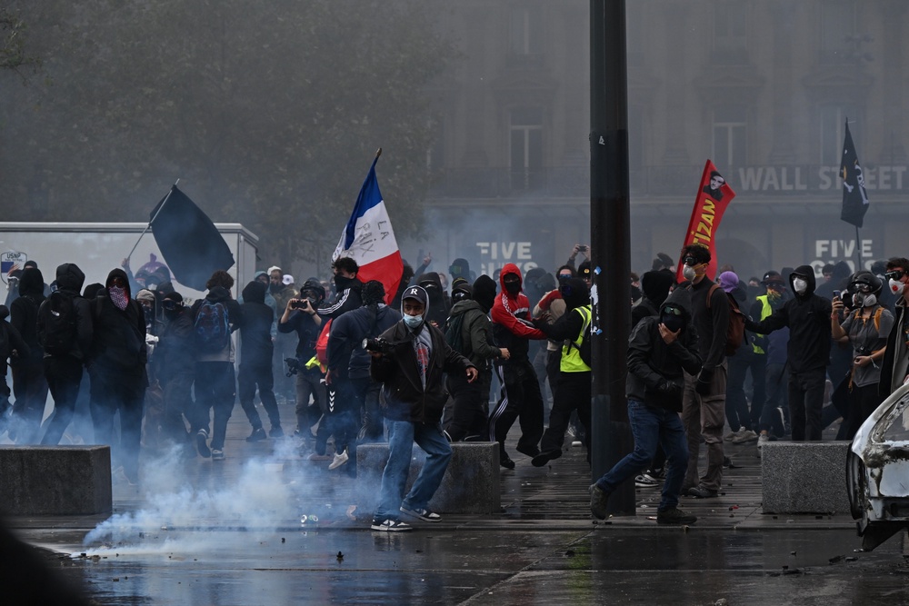 Protesters confront police during a demonstration against rising living costs and in support of students’ grievances in Paris, Saturday, Oct. 17, 2026 (AP Photo/Emma Da Silva)