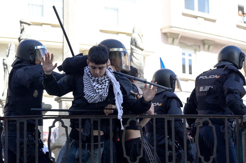 Police forces clash with protesters taking part in a demonstration against the far-right in A Coruña (AFP/Getty)