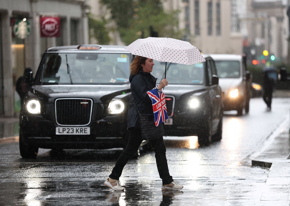 A person shelters from the rain under an umbrella in Oxford Street during Storm Austen in London, Britain, October 23, 2026. REUTERS/Isabel Infantes (Reuters)