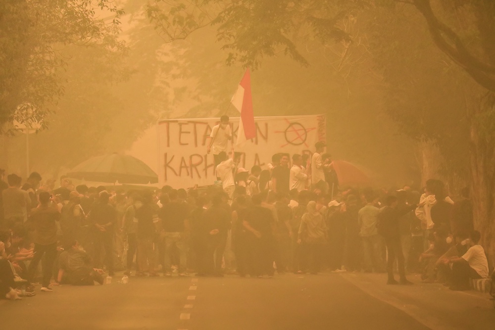 Demonstrators gather amidst heavy haze during a protest demanding action over forest and land fires outside the Central Kalimantan Governor's office in Palangkaraya (AFP/Getty)