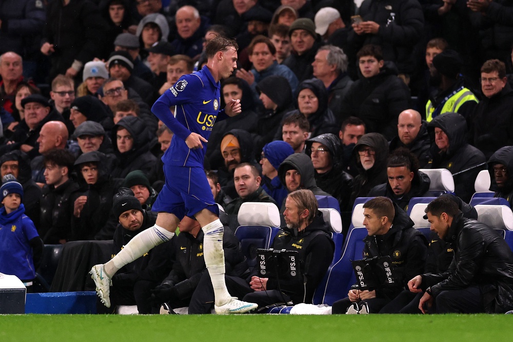 Cole Palmer leaves the field after being sent off against Tottenham (Getty)