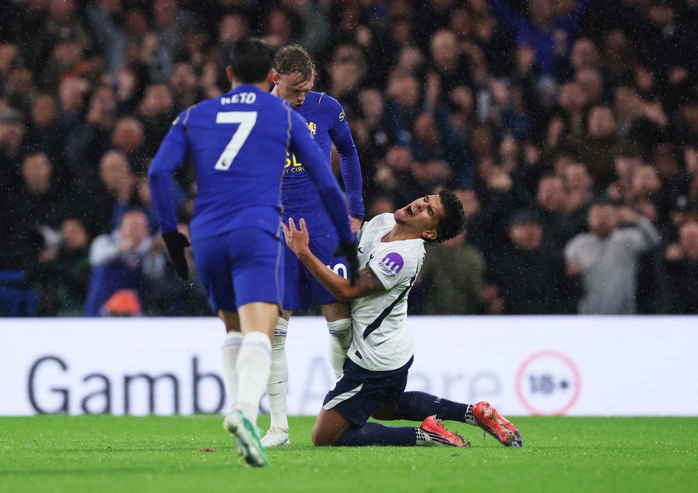 Cole Palmer crashes into the face of Mateus Fernandes (Reuters)