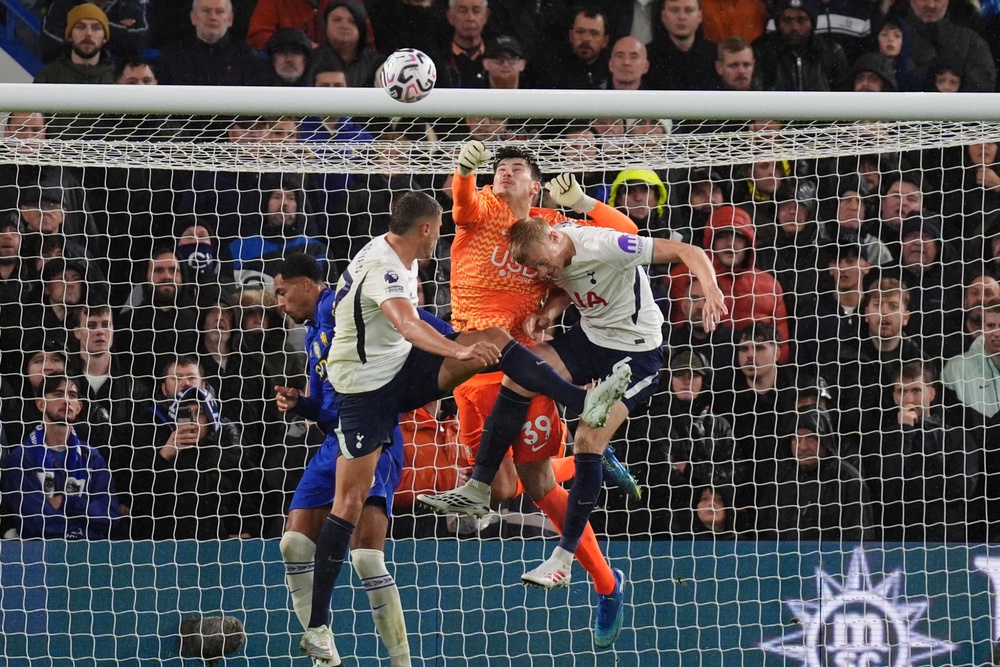 Chelsea goalkeeper Mike Penders made a nightmare error on his full debut (PA Wire)