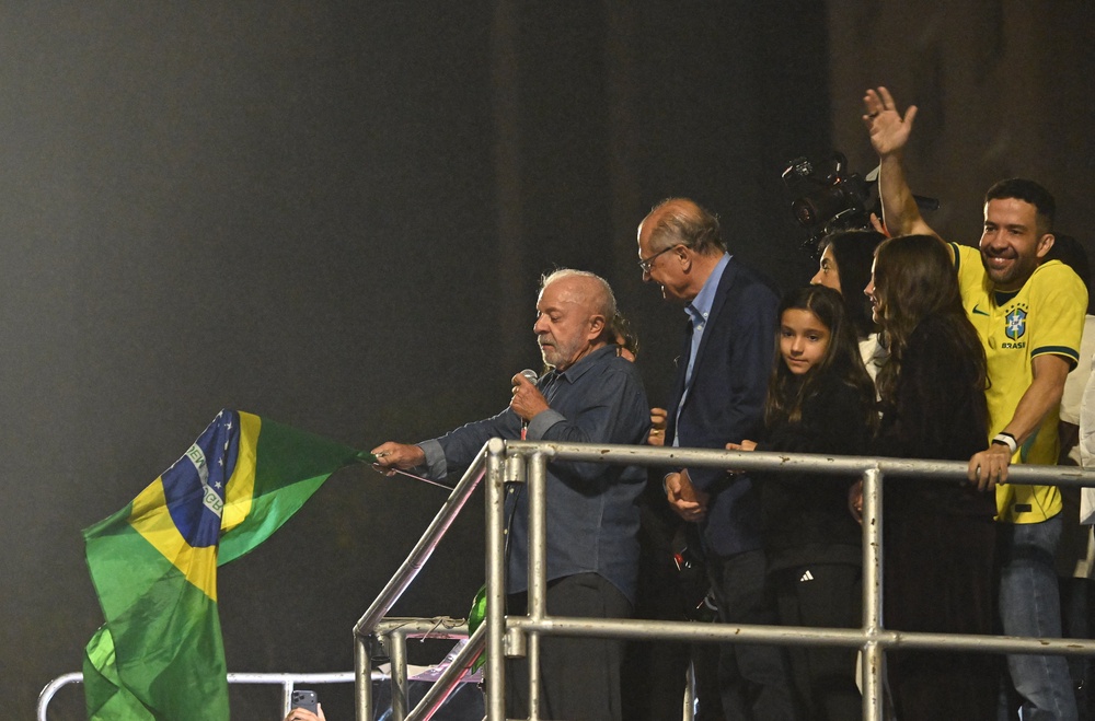 Brazil's president and presidential candidate Luiz Inacio Lula da Silva waves a Brazilian flag as he delivers a speech to supporters after winning the presidential runoff election in Sao Paulo, Brazil, on 25 October 2026 (AFP/Getty)