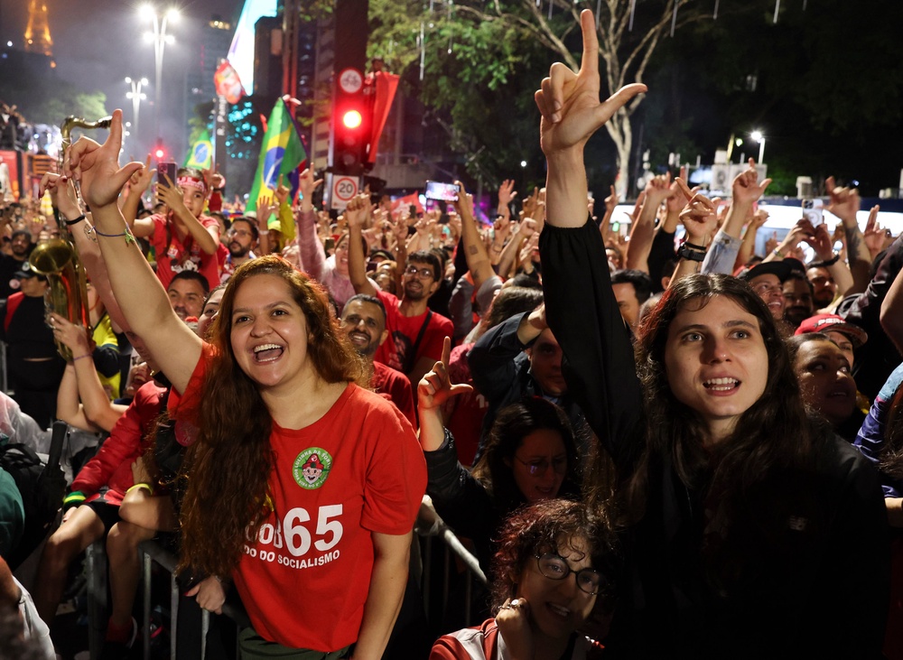 Supporters of presidential candidate and incumbent president Luiz Inacio Lula da Silva of Brazil celebrate with a hand gestures of an 'L' in honor of him (Getty)
