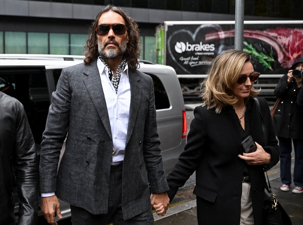 Image from: Russell Brand trial live: Comedian asked assistant for phone numbers of female fans, court told