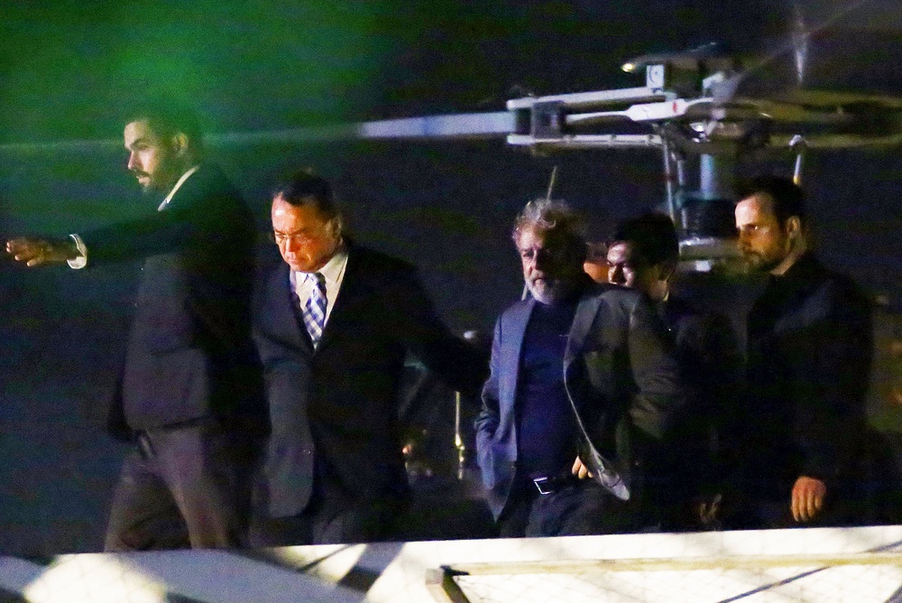 Lula (C) arrives at the Federal Police headquarters to start a 12-year prison sentence, in Curitiba, in 2018, after agreeing to comply with an arrest warrant (AFP/Getty)