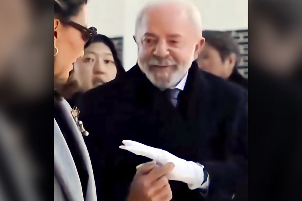 South Korea prepared a four-fingered glove for Lula during a diplomatic visit earlier this year (Terra Brasil)
