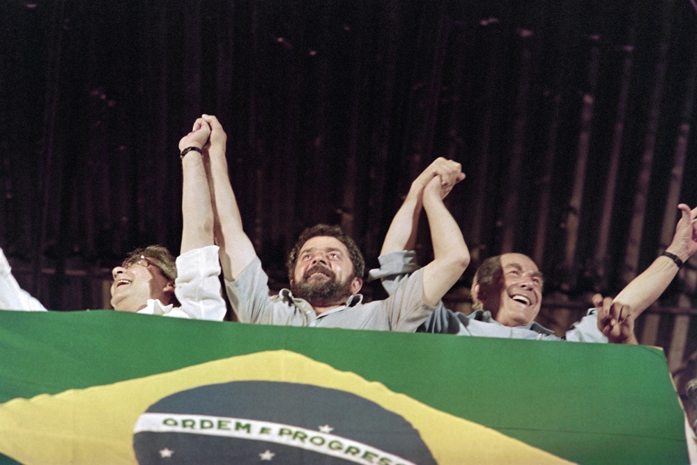 Lula (C) waves to the crowd in Rio de Janeiro in December 1989 (AFP/Getty)