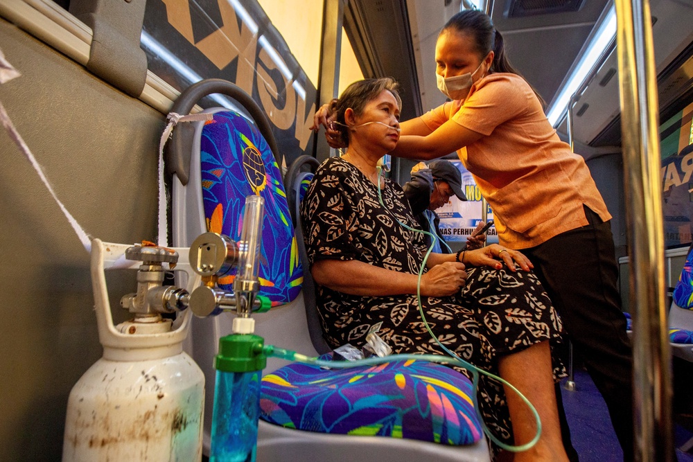 A resident receives oxygen from a free mobile oxygen bus deployed by the city government amid haze from wildfires in Palangka Raya, Central Kalimantan province, Indonesia, October 23, 2026 (Reuters)