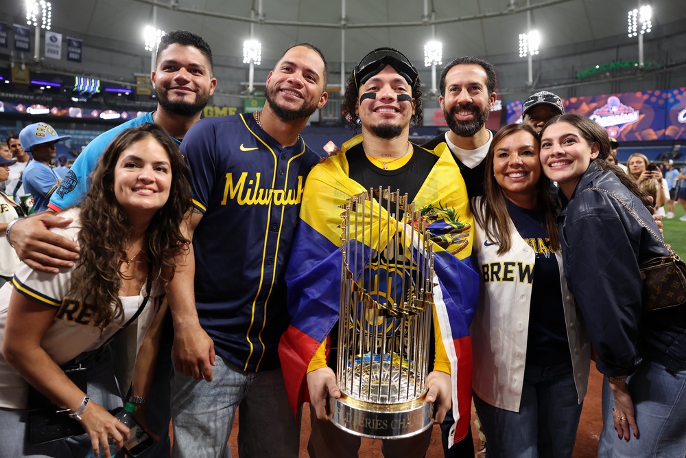 William Contreras #24 of the Milwaukee Brewers and Willson Contreras pose for a photo (Getty)