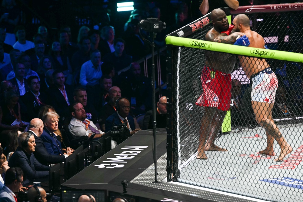 Josh Hokit (right) stopped Derrick Lewis at the White House, as President Donald Trump watched on (AFP/Getty)