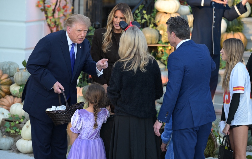 Trump and Melania give candy to Hegseth's children (AFP via Getty Images)