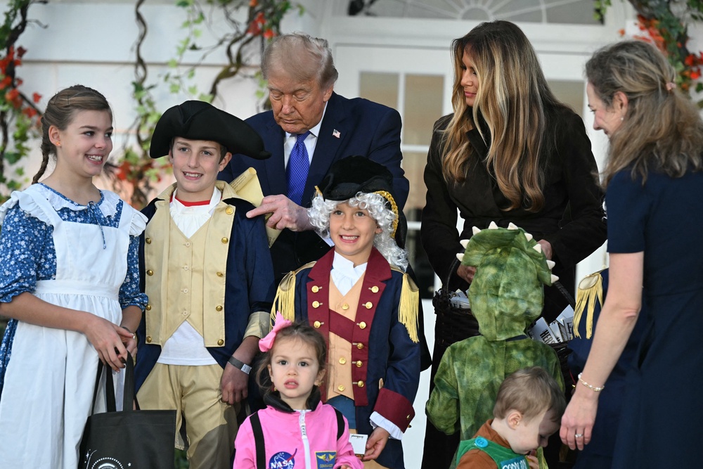 Trick-or-Treaters dress up as the Founding Fathers as they visit the White House (AFP via Getty Images)