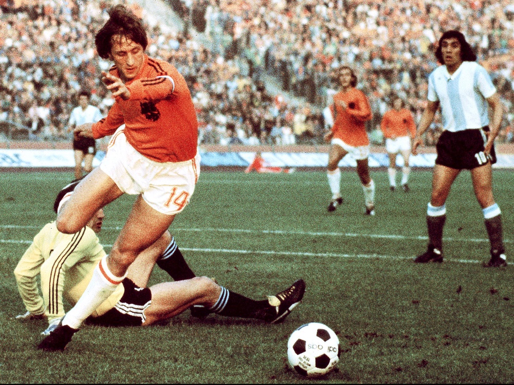 Johan Cruyff in the 1974 World Cup leading Argentina a merry dance (AFP)