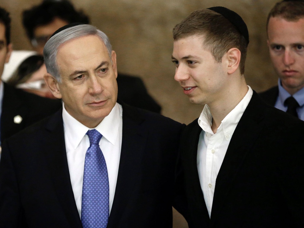 Israeli Prime Minister Benjamin Netanyahu (L) and his son Yair in 2015 (THOMAS COEX/AFP/Getty Images)