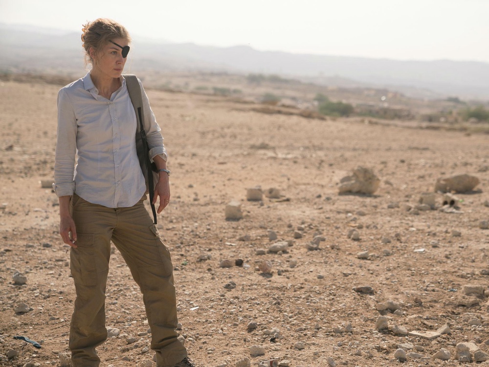 Rosamund Pike in 'A Private War' (Aviron Pictures)