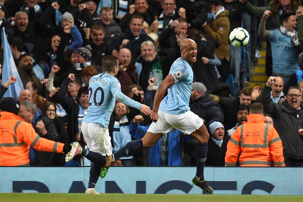 Manchester City's Vincent Kompany celebrates scoring against Leicester (AFP/Getty Images)