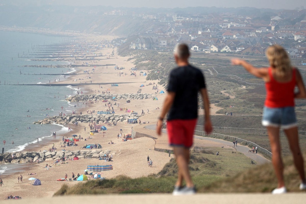 Image from: UK heatwave latest: Rare red extreme heat warning looms with rail alerts, schools shut and hosepipes banned