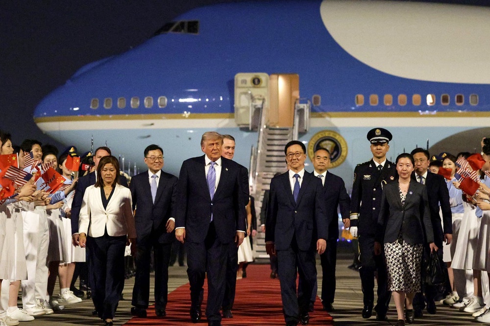 Image from: Trump-China visit latest: Xi welcomes US president with gun salute and military display as talks begin in Beijing