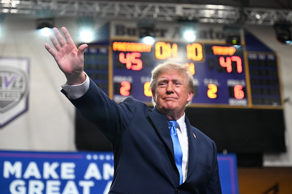Image from: Trump goes on bizarre ‘I love the meat’ rant and gushes over senator’s rear again during Texas midterm rallies: Live updates