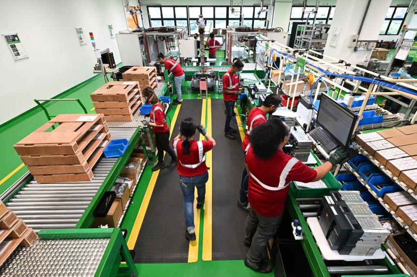 Schneider Electric opens new carbonneutral logistics hub in Tuas