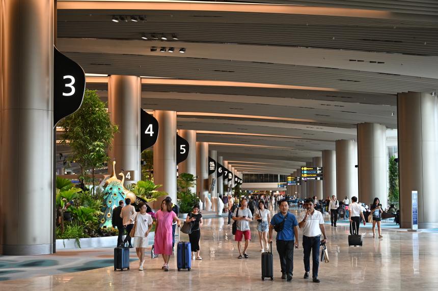 4.7b people expected to travel by air in 2024, about 4 more than pre