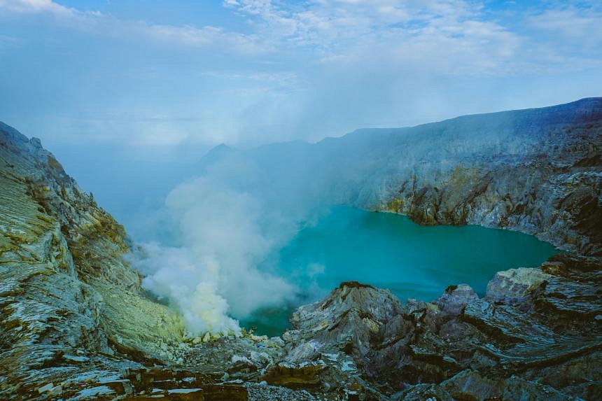 Chinese tourist falls off cliff while posing for photo on Indonesian ...