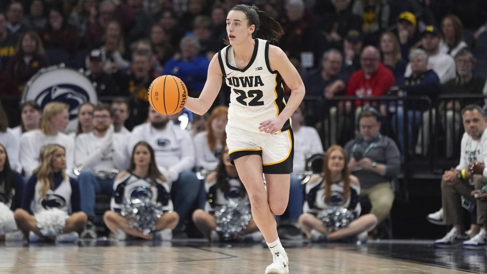 Caitlin Clark tops Steph Curry’s 3-point record