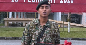 Anggota tentera menerima rawatan kecemasan selepas dipercayai dipukul di kem Batalion Ke-25 RAMD, Pahang.