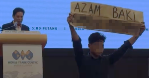 Azam Baki berucap ketika wacana ilmiah terganggu aktivis membawa plakad provokatif .