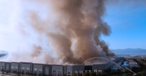 Kebakaran besar di gudang Ontario California dengan kepulan asap tebal dan operasi bomba memadamkan api