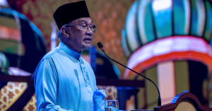 Perdana Menteri mengulas isu pemotongan gaji menteri.