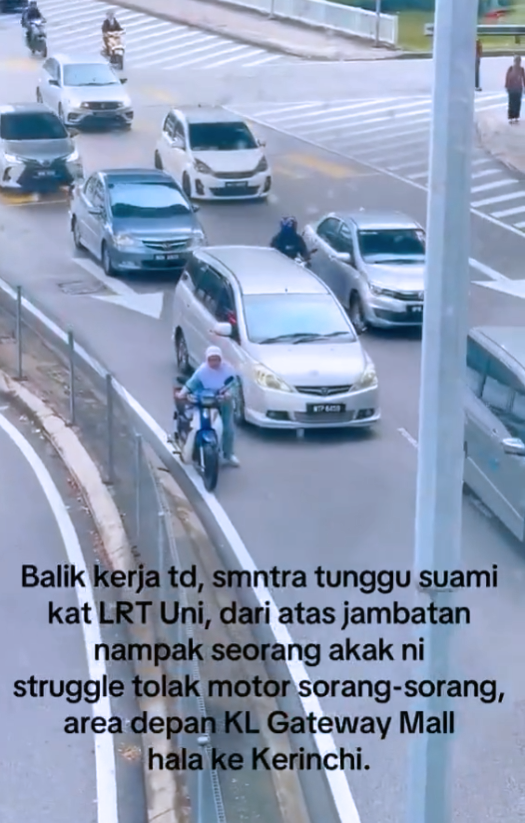 Image from: Dua ‘hero’ bantu wanita tolak motosikal rosak di tengah kesesakan, raih pujian