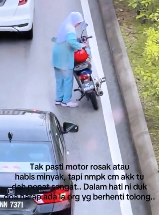 Image from: Dua ‘hero’ bantu wanita tolak motosikal rosak di tengah kesesakan, raih pujian