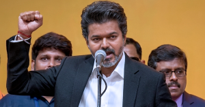 Vijay mengangkat sumpah sebagai Ketua Menteri Tamil Nadu dalam majlis rasmi di Chennai selepas kemenangan TVK dalam pilihan raya negeri 2026.
