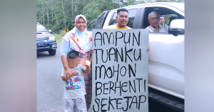 Papan tanda “Ampun Tuanku, mohon berhenti sekejap” yang tular di Ulu Tembeling berkaitan permohonan bekalan elektrik 13 tahun