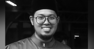 Bilal muda Ahmad Haziq Jailani di Masjid Al-Firdaus Selayang selepas melaungkan azan Maghrib.