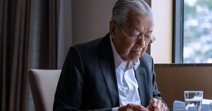 Bekas Perdana Menteri Tun Mahathir Mohamad menyampaikan kenyataan melalui surat terbuka berkaitan pilihan pengundi Melayu dalam PRU.
