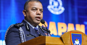 Tan Sri Ayob Khan Mydin Pitchay menyampaikan pesanan kepada warga PDRM pada Malam Mes “Dining Out” sempena persaraan beliau di Petaling Jaya.