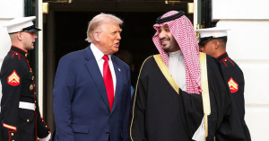 Donald Trump dan Karoline Leavitt ketika membincangkan syarat perjanjian tenaga AS-Arab Saudi berkaitan Perjanjian Abraham.